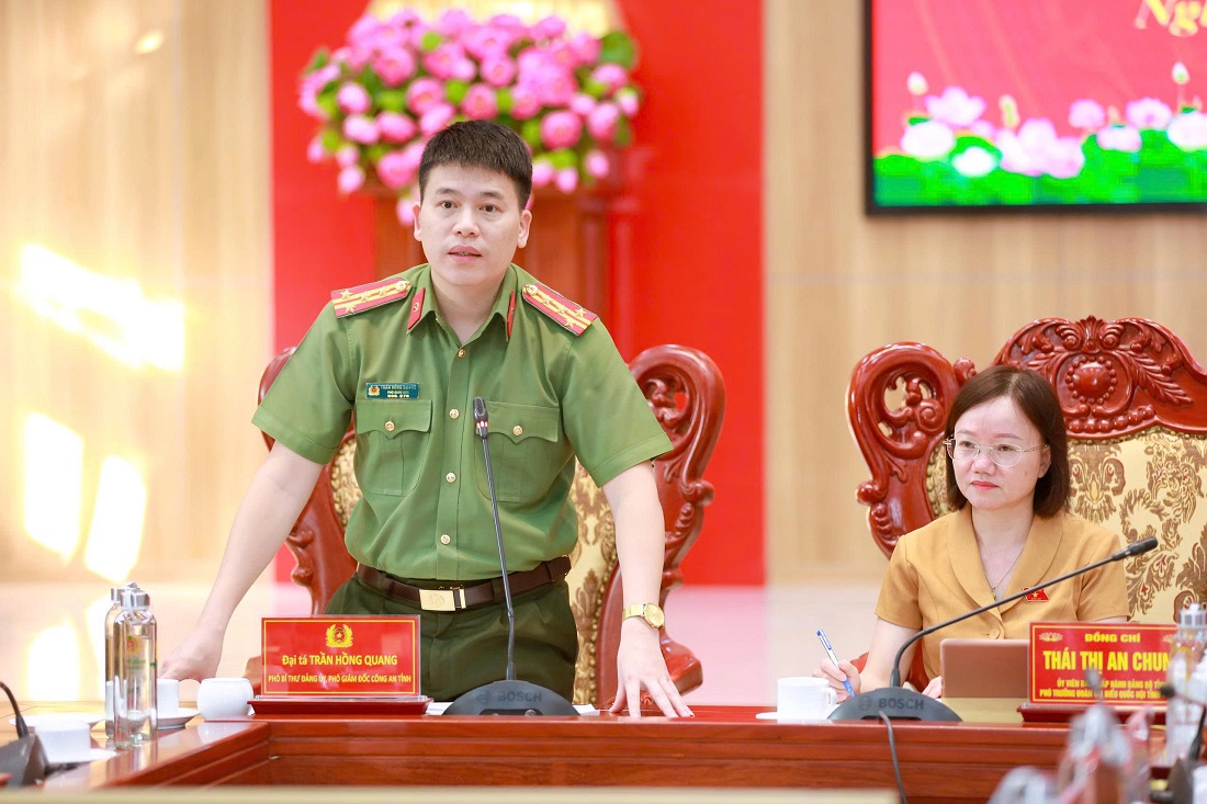 Đồng chí Đại tá Trần Hồng Quang, Phó Bí thư Đảng ủy, Phó Giám đốc Công an tỉnh phát biểu tại buổi làm việc