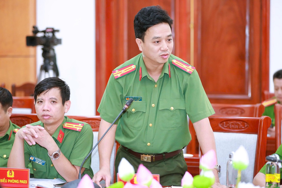 Đại diện các Phòng chức năng Công an tỉnh phát biểu