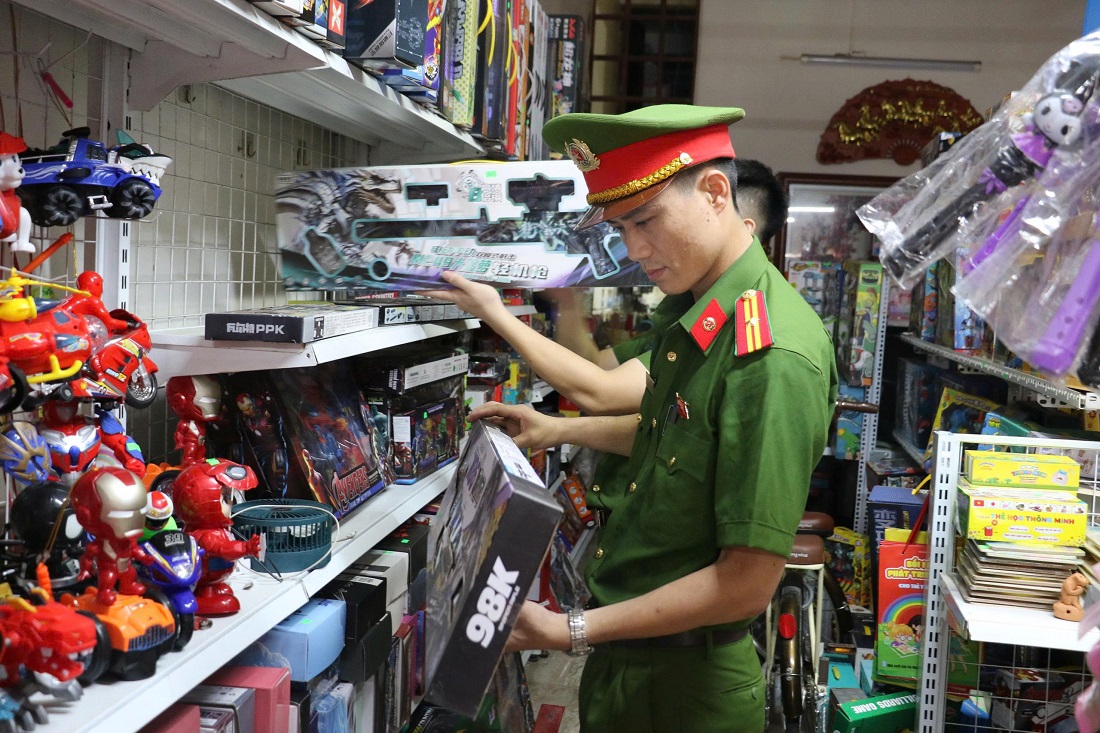 Lực lượng chức năng kiểm tra cửa hàng kinh doanh đồ chơi