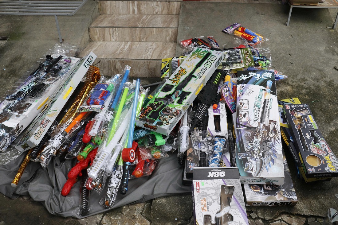 Cận cảnh súng nhựa mô hình có tính năng, hình dáng tương tự vũ khí quân dụng; kiếm nhựa, búa, rìu nhựa… có khả năng gây nguy hiểm cho trẻ em