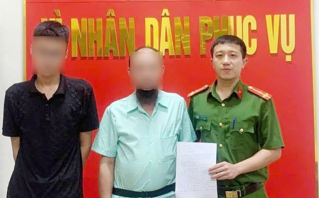 Công an xã Hưng Nguyên bàn giao cháu K. về lại với gia đình