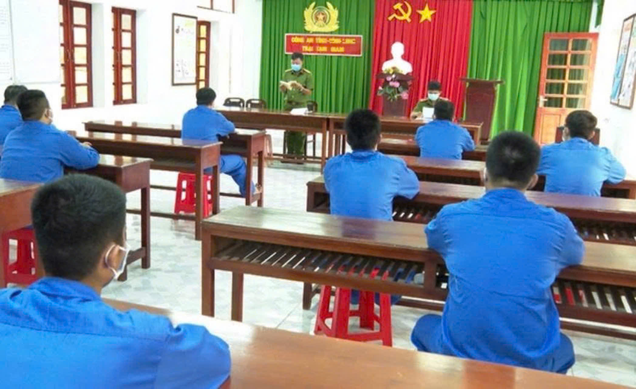 Cán bộ Công an tuyên truyền pháp luật cho người bị tạm giữ, tạm giam