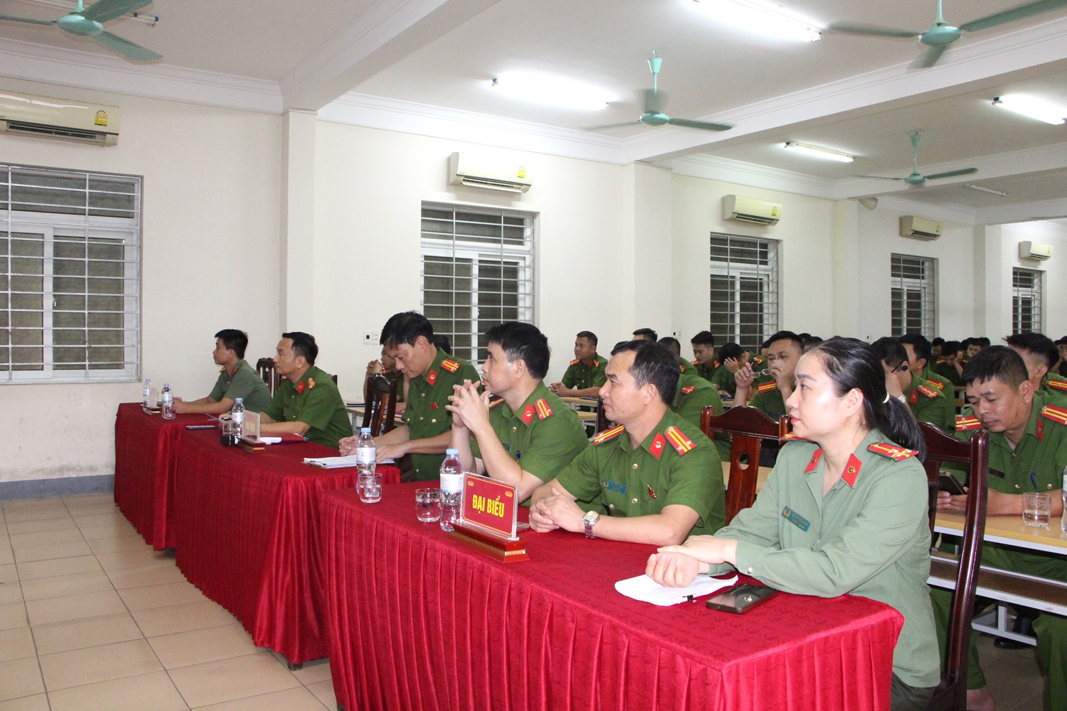 Các đại biểu tham dự buổi lễ bế giảng