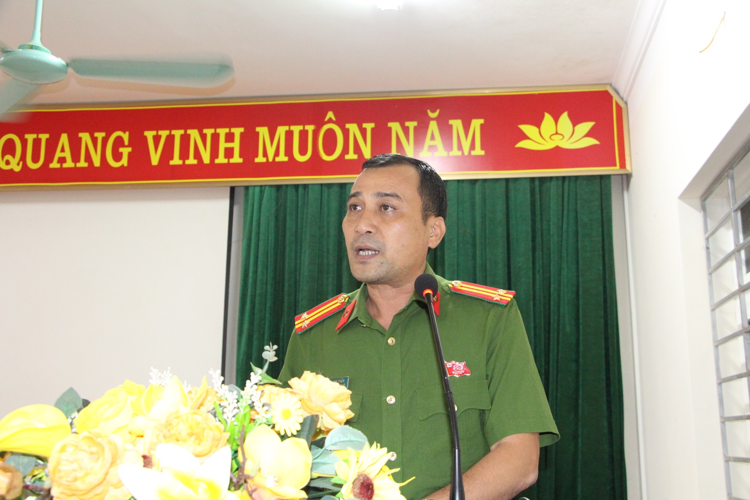 Đại diện học sinh tham dự lớp tập lên phát biểu cảm nghĩ tai buổi bế mạc