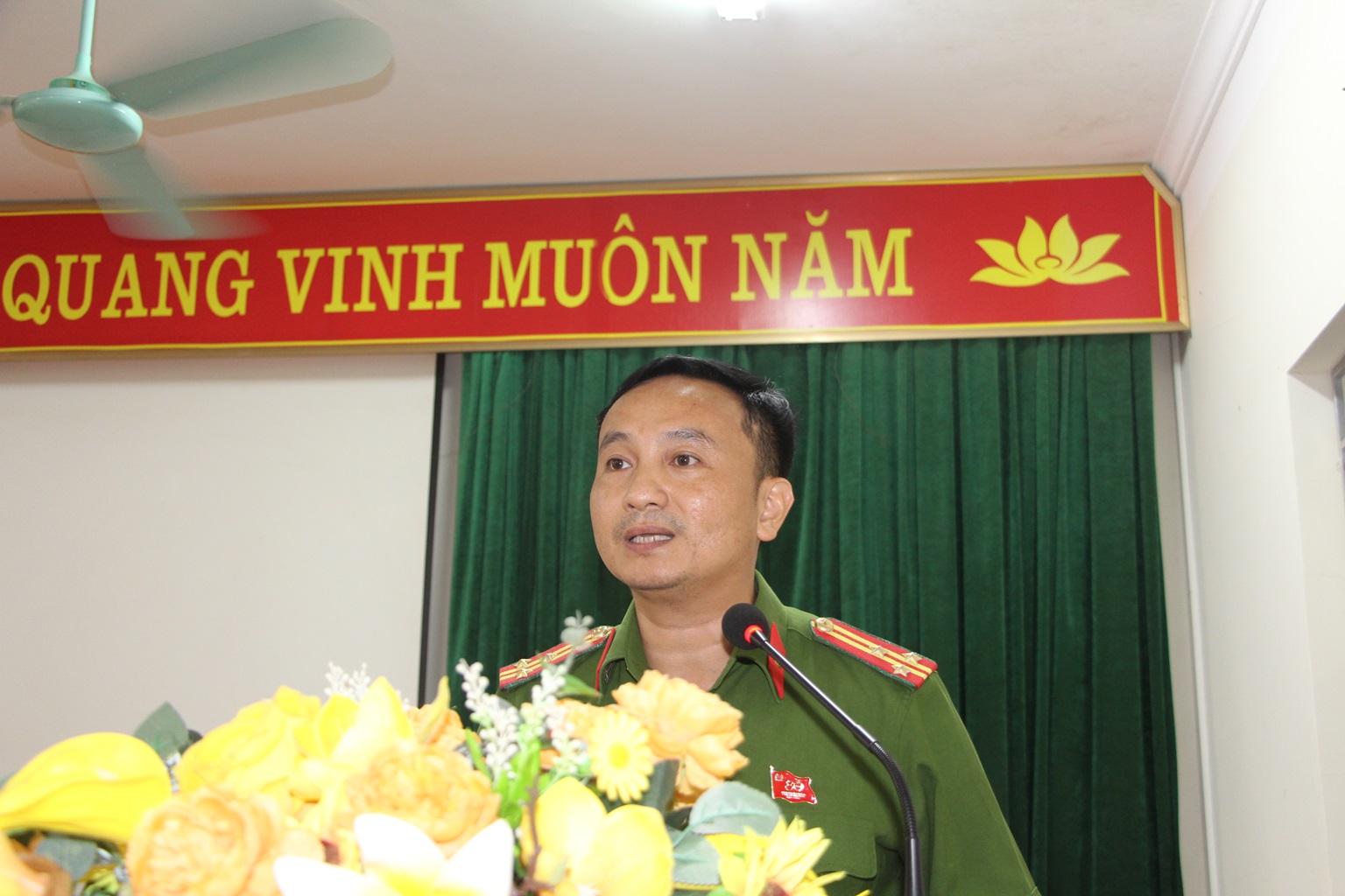 Đồng chí Thượng tá Nguyễn Tuấn Hùng - Phó Trưởng phòng Kỹ thuật hình sự phát biểu tại lễ bế giảng