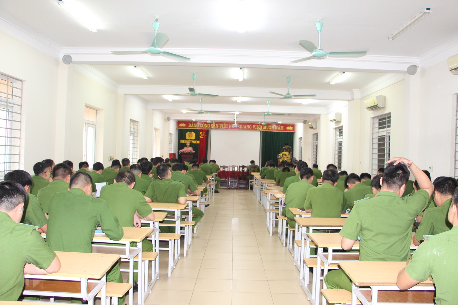 Toàn cảnh lễ bế giảng