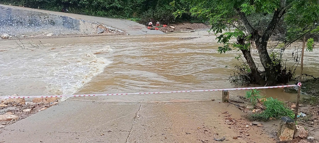 Công an xã Xã Yên Hoà bố trí người và biển cấm người dân đi lại những khu vực đồi núi sạt lở, các tuyến đường có nước chảy xiết để bảo đảm an toàn tính mạng và tài sản cho người dân