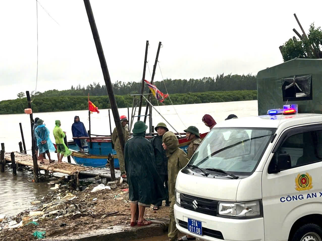 Công an xã Diễn Châu có mặt trực tiếp tại các địa phương ven biển để kiểm tra khu neo đậu, tránh trú bão an toàn