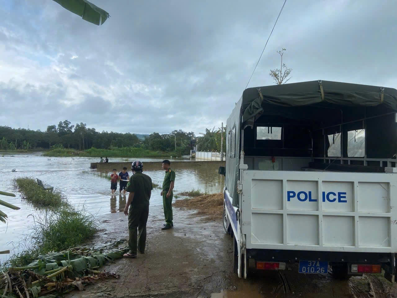 Công an xã Nghĩa Thọ khảo sát điểm xung yếu, cắm biển cảnh báo nguy hiểm