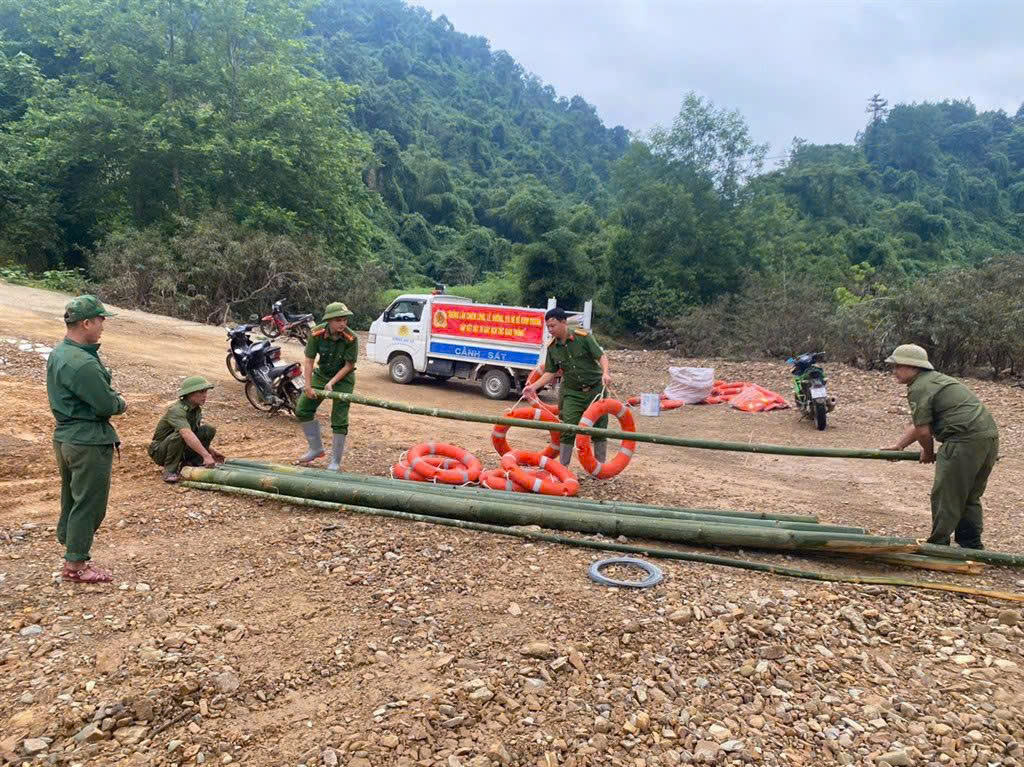Công an xã Yên Hoà làm bè mét và phao cứu sinh – phương tiện hỗ trợ di chuyển tạm thời – để phục vụ nhu cầu đi lại và vận chuyển nhu yếu phẩm cho người dân có nguy cơ bị cô lập