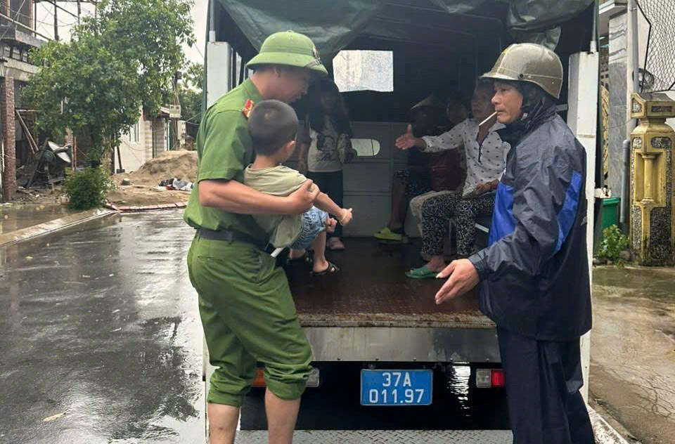 Công an phường Cửa Lò hỗ trợ di dời người dân và tải sản đến nơi an toàn