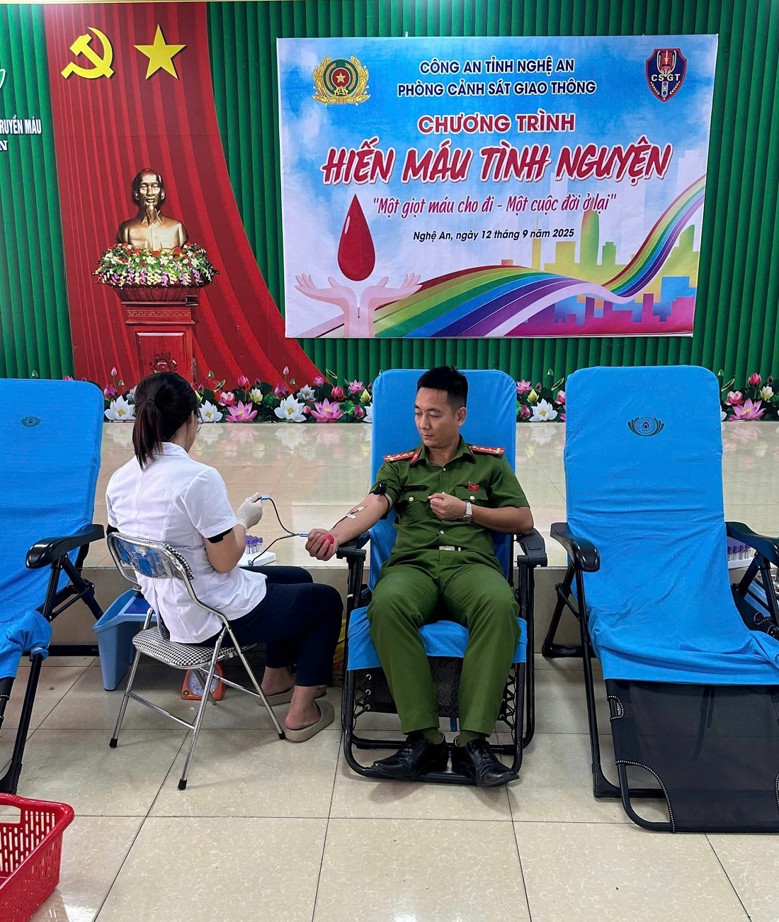 Thượng úy Nguyễn Viết Phượng trực tiếp hiến máu cứu người