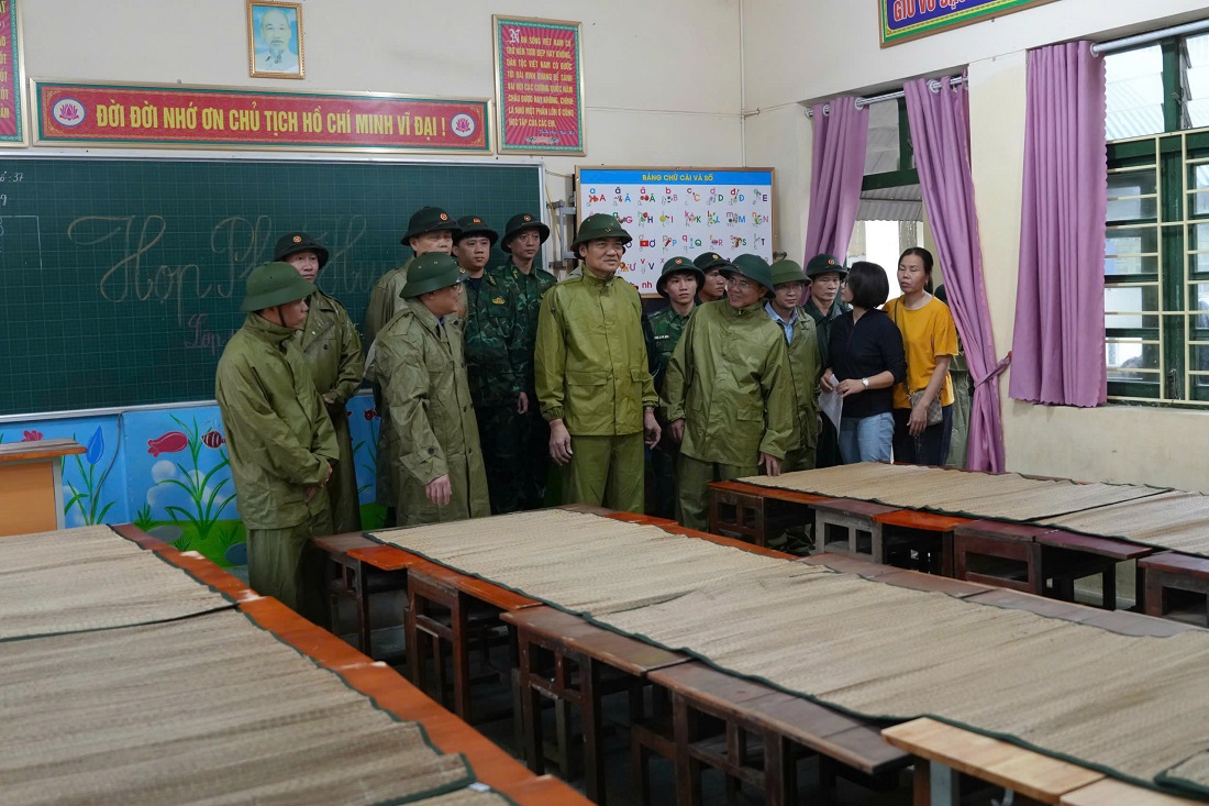 Đoàn công tác kiểm tra tại trường Tiểu học Diễn Bích