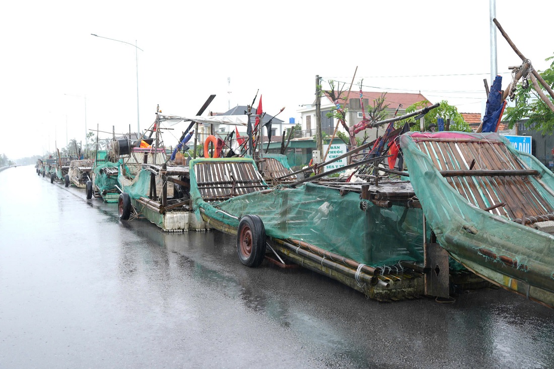 Đoàn công tác kiểm tra tại Lạch Vạn và tuyến đê biển Kim - Hải - Hùng