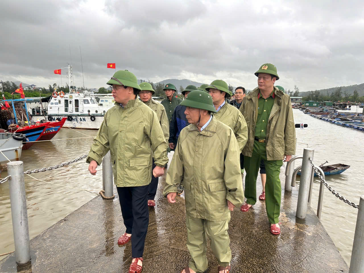 Kiểm tra, chỉ đạo công tác ứng phó với bão số 10 tại khu neo đậu, tránh trú bão Lạch Lò