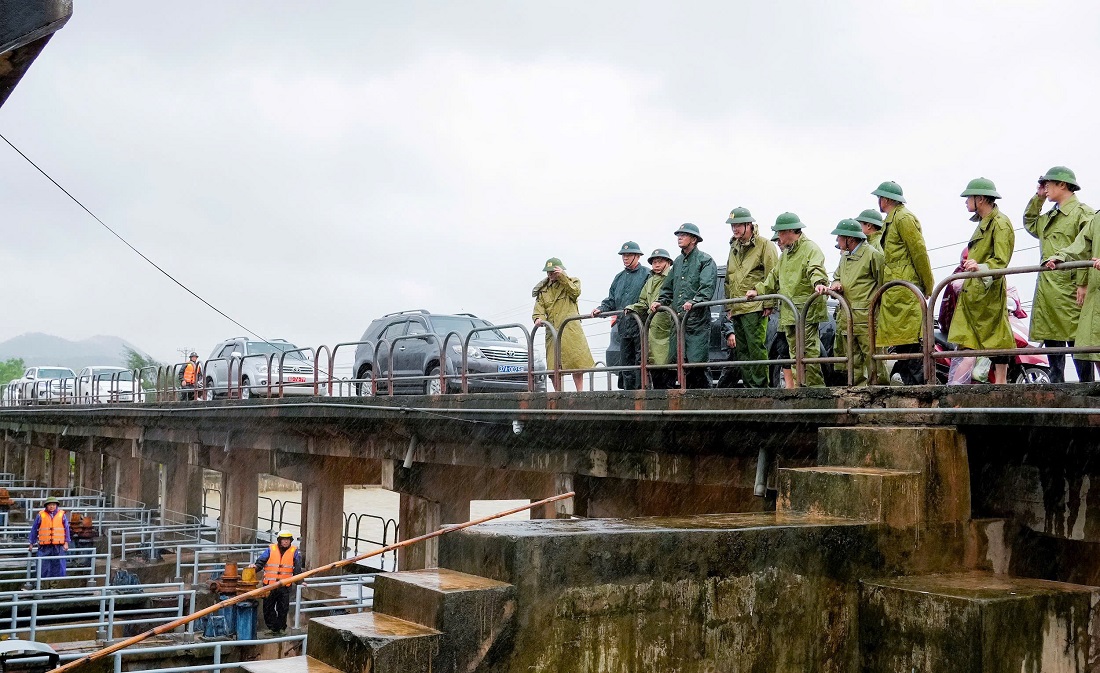 Kiểm tra, chỉ đạo công tác ứng phó với bão số 10 tại cống Nghi Quang ở xã Trung Lộc