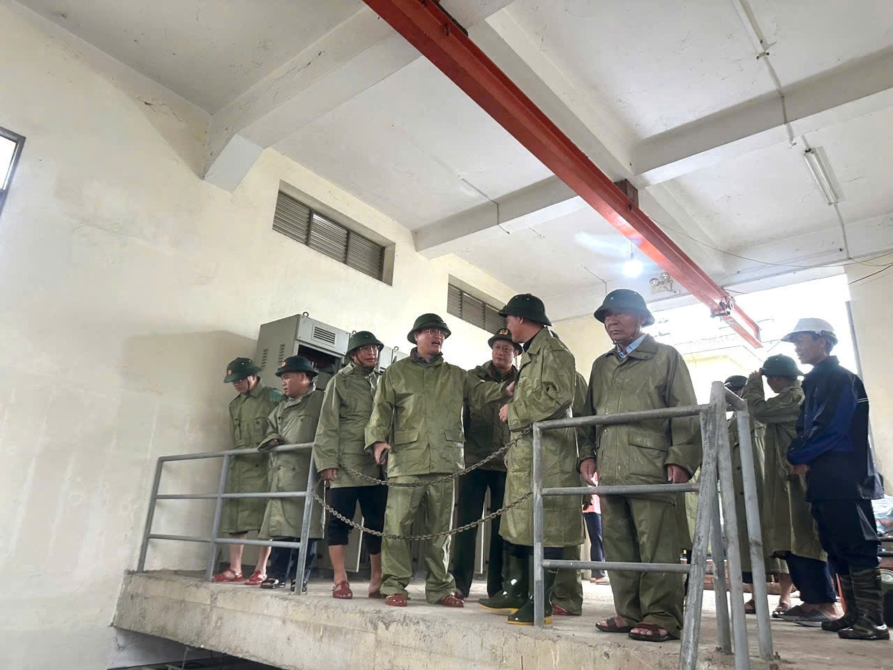 Kiểm tra, chỉ đạo công tác ứng phó với bão số 10 tại cống Nghi Quang ở xã Trung Lộc