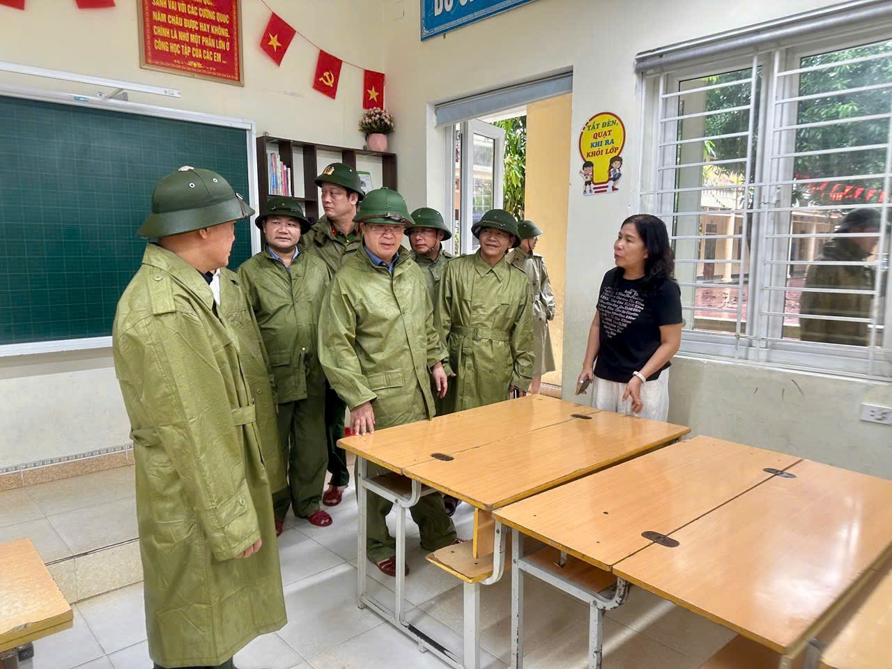 Kiểm tra điểm sơ tán người dân tại Trường Tiểu học Bến Thuỷ, phường Trường Vinh