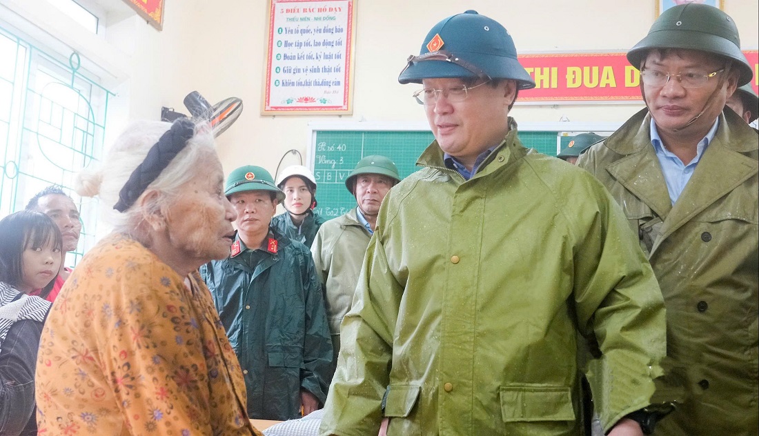 Thăm hỏi, động viên người dân tại phường Cửa Lò đang sơ tán tránh bão