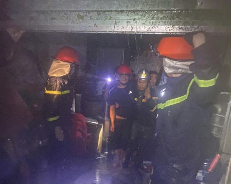 Xuyên đêm, xuyên tâm bão, lực lượng Cảnh sát PCCC & CNCH có mặt tại hiện trường tổ chức giải cứu các nạn nhân bị mắc kẹt