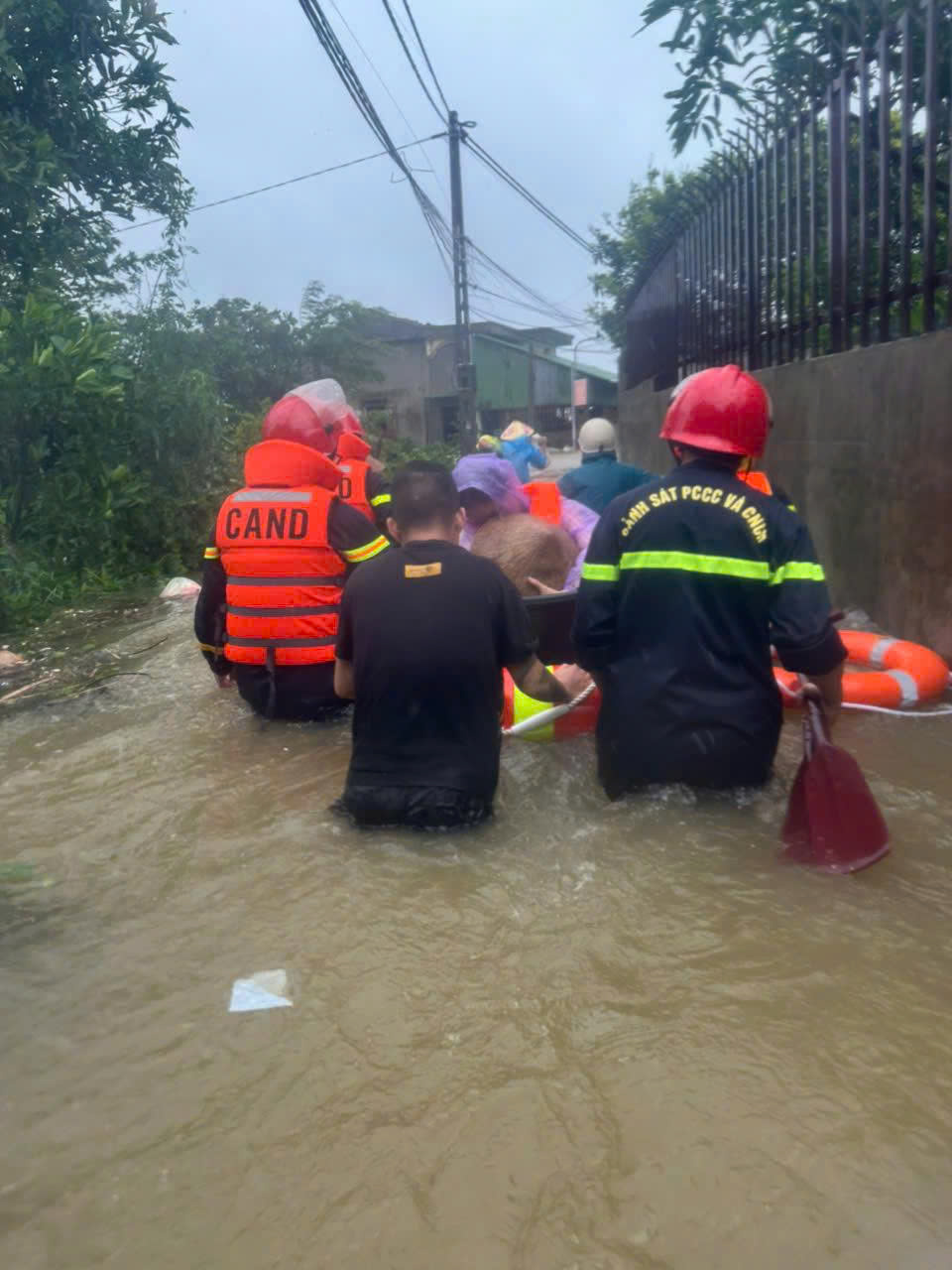Đội CC&CNCH số 2 sử dụng phao, xuồng phao, dây cứu nạn,cứu hộ đưa 04 người trong gia đình tại phường Cửa Lò đến nơi an toàn.