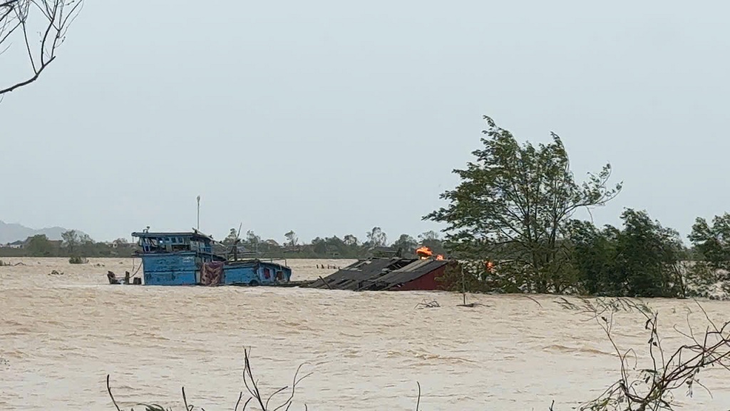 Triển khai lực lượng, tiếp cận người dân tại bãi bồi Sông Lam