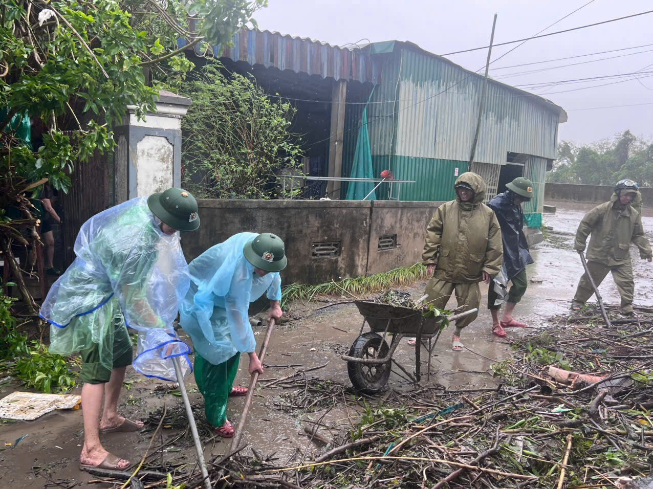 Công an phường Vinh Lộc có mặt kịp thời dọn dẹp cây cối đổ ngã sau bão