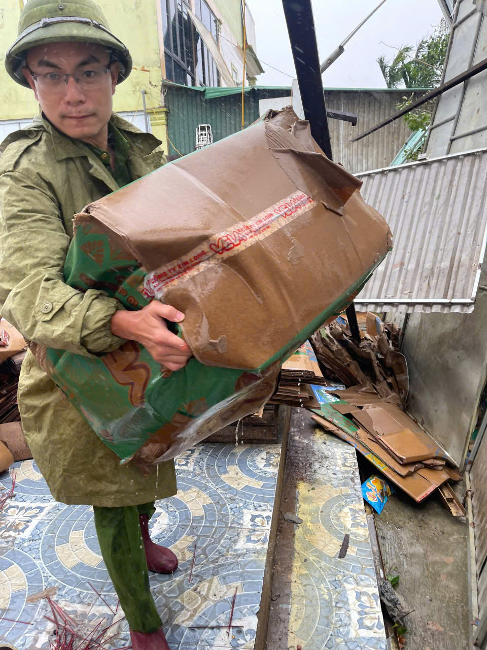 Công an xã Thuần Trung giúp đỡ người dân thu dọn tài sản bị ảnh hưởng do mưa bão