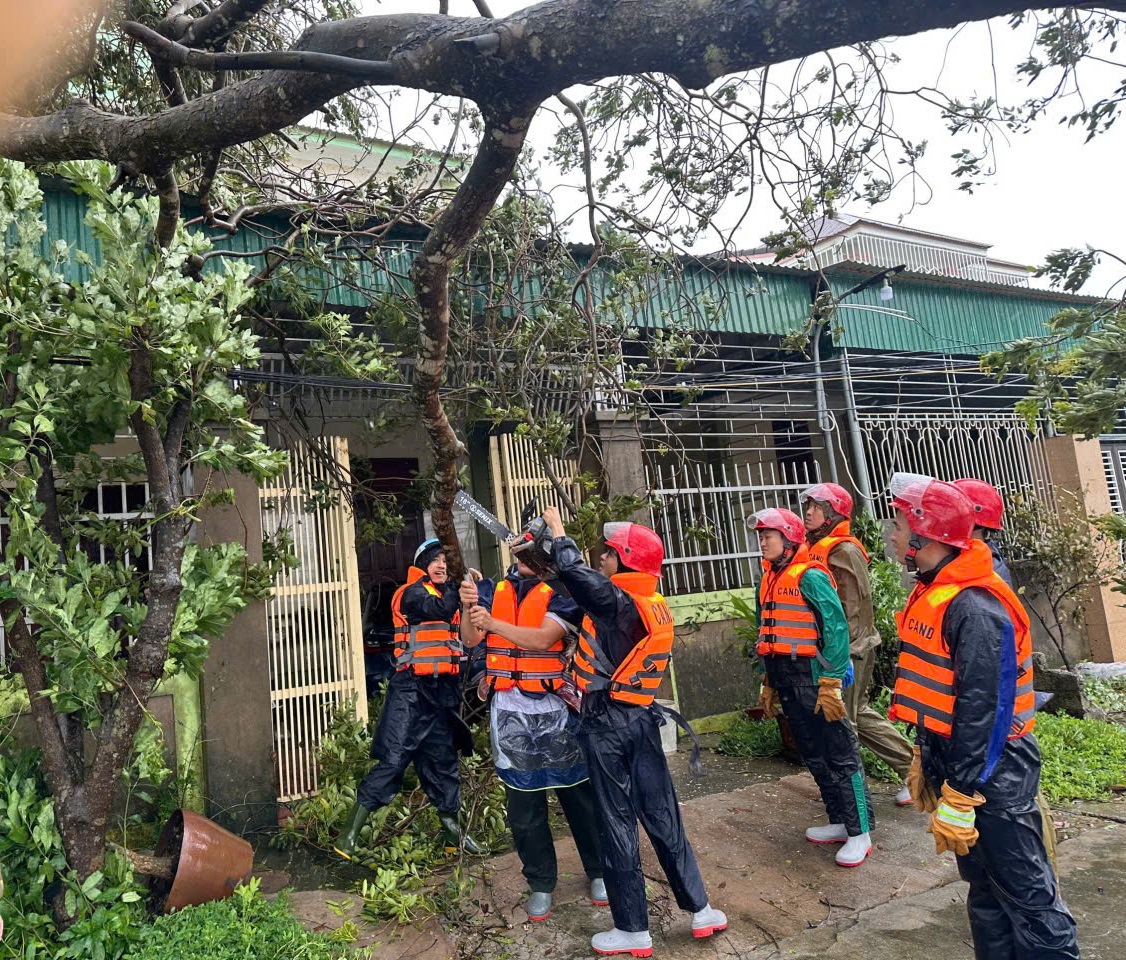 Công an xã Yên Thành có mặt kịp thời cắt cây đỗ ngã sau bão để thông suốt các tuyến giao thông