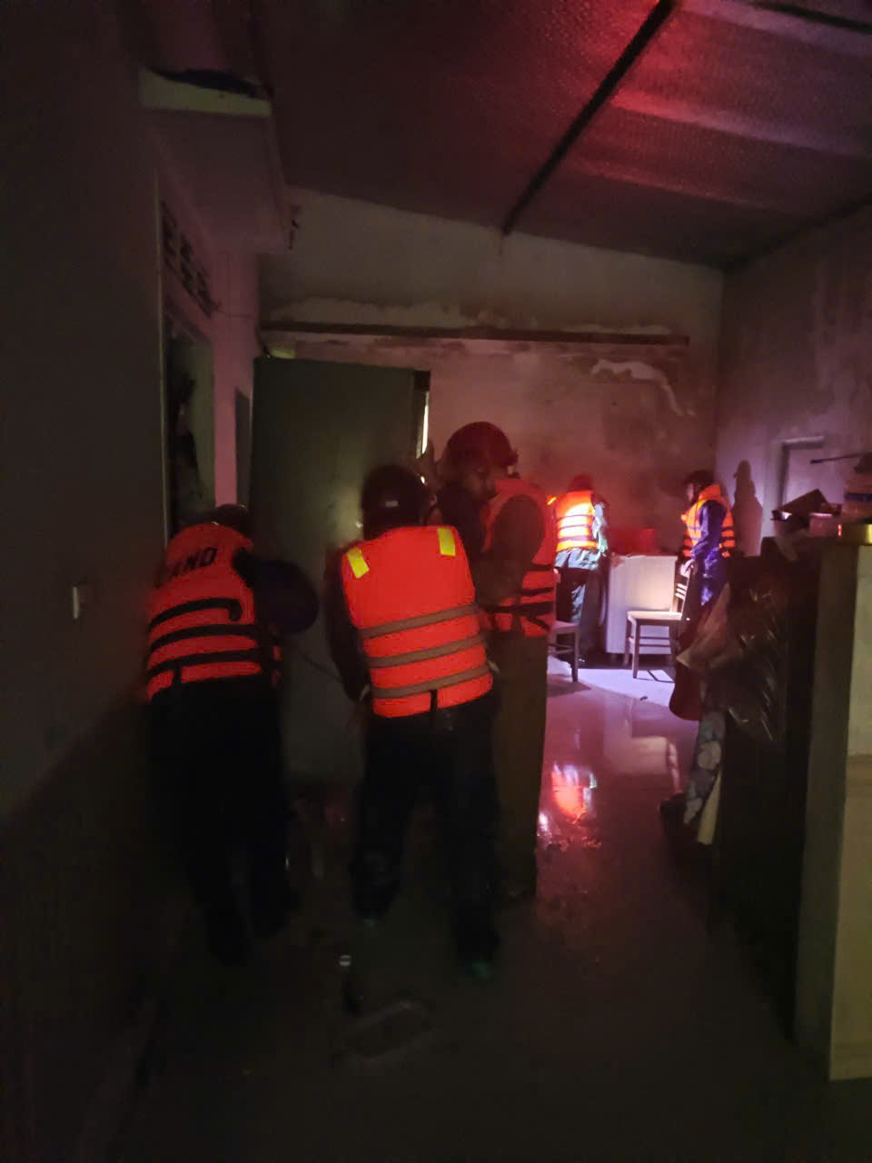 Công an xã Mậu Thạch xuyên đêm hỗ trợ người dân di dời tài sản