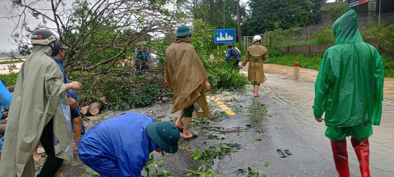 Công an xã Bạch Ngọc dọn dẹp cây cối các tuyến đường trên địa bàn xã