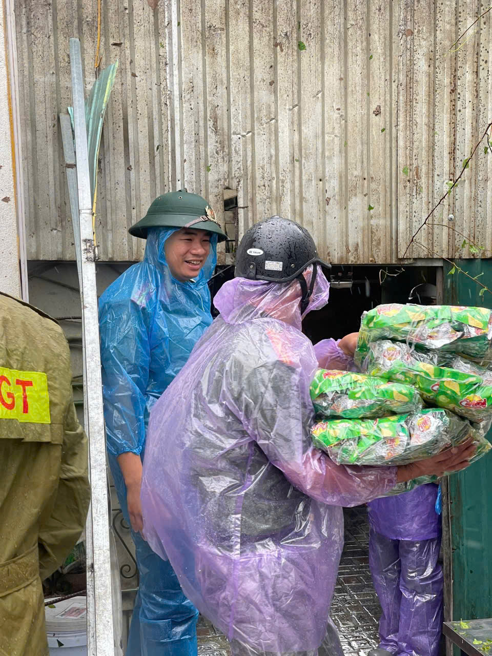 Công an xã Thuần Trung hỗ trợ các gia đình bị tốc mái di dời tài sản đến nơi an toàn