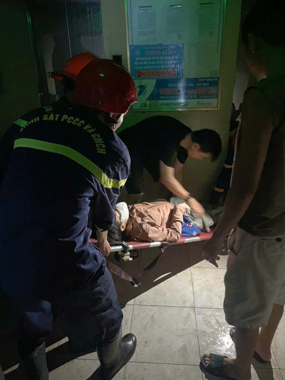 Lực lượng Cảnh sát PCCC&CNCH đưa sản phụ có dấu hiệu chuyển dạ đến bệnh viện Sản nhi Nghệ An an toàn