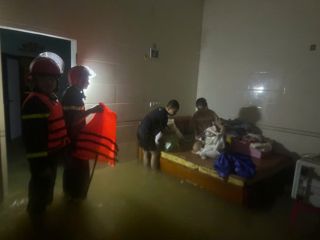 Lực lượng Cảnh sát PCCC&CNCH kịp thời di dời gia đình 04 người (trong đó có 1 trẻ em 8 tháng tuổi, 01 người già và 2 vợ chồng) bị mắc kẹt do nước lũ dâng cao ngập nhà đến nơi an toàn