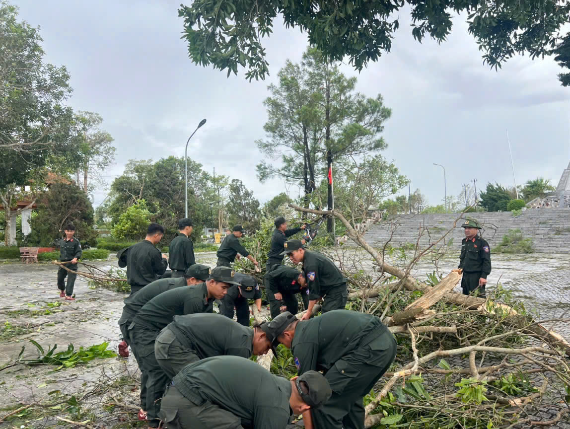 Bên cạnh đó, nhiều nhà dân bị cây xanh đổ, gãy cũng được cán bộ, chiến sĩ đến tận nơi hỗ trợ