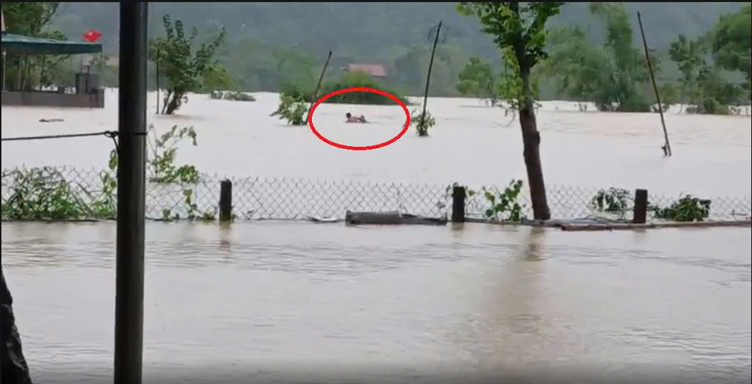 Khoảnh khắc Trung úy Lương Đức Sửu cứu ông Phòng khỏi nguy hiểm được người dân ghi lại