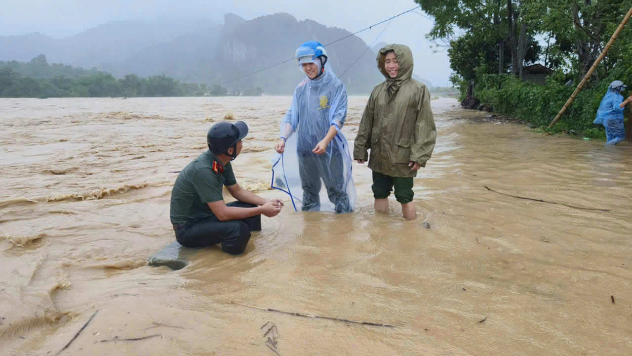 Trung úy Lương Đức Sửu ngồi nghỉ sau khi cứu được ông Phòng an toàn