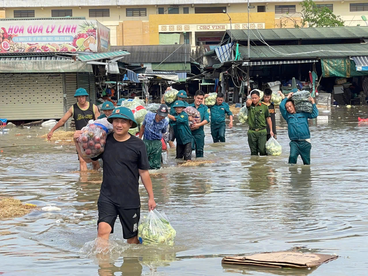 Công an phường Trường Vinh, lực lượng bảo đảm ANTT ở cơ sở cùng cấp ủy, chính quyền và các lực lượng chức năng dùng bao cát chặn dòng chảy, đồng thời hỗ trợ người dân sơ tán tài sản