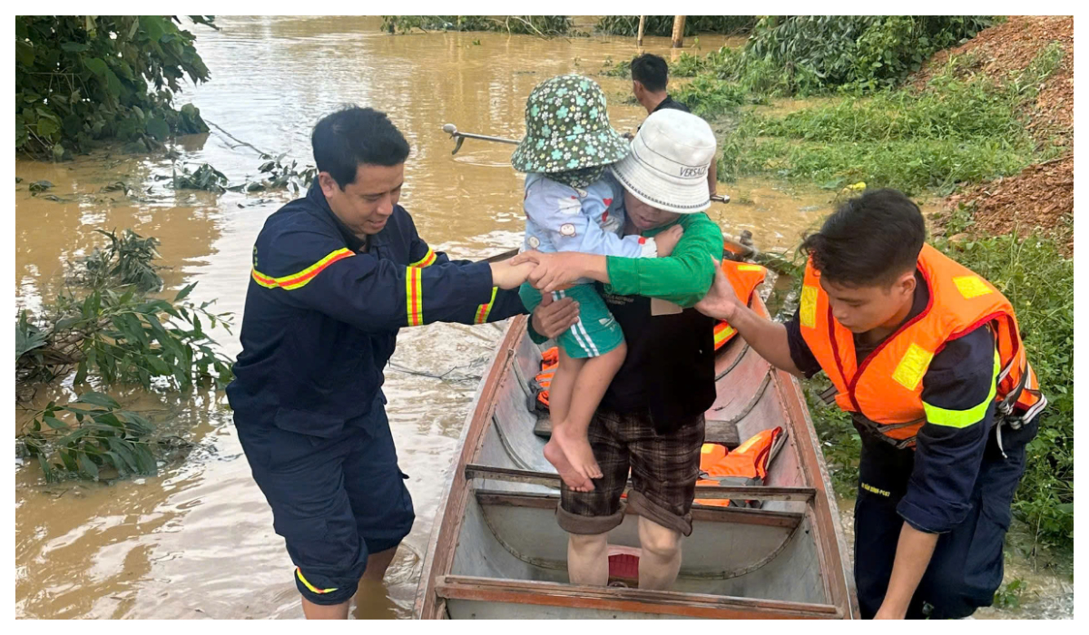 Lực lượng PCCC & CNCH xuyên đêm tăng cường lực lượng hỗ trợ Nhân dân vùng ngập lụt