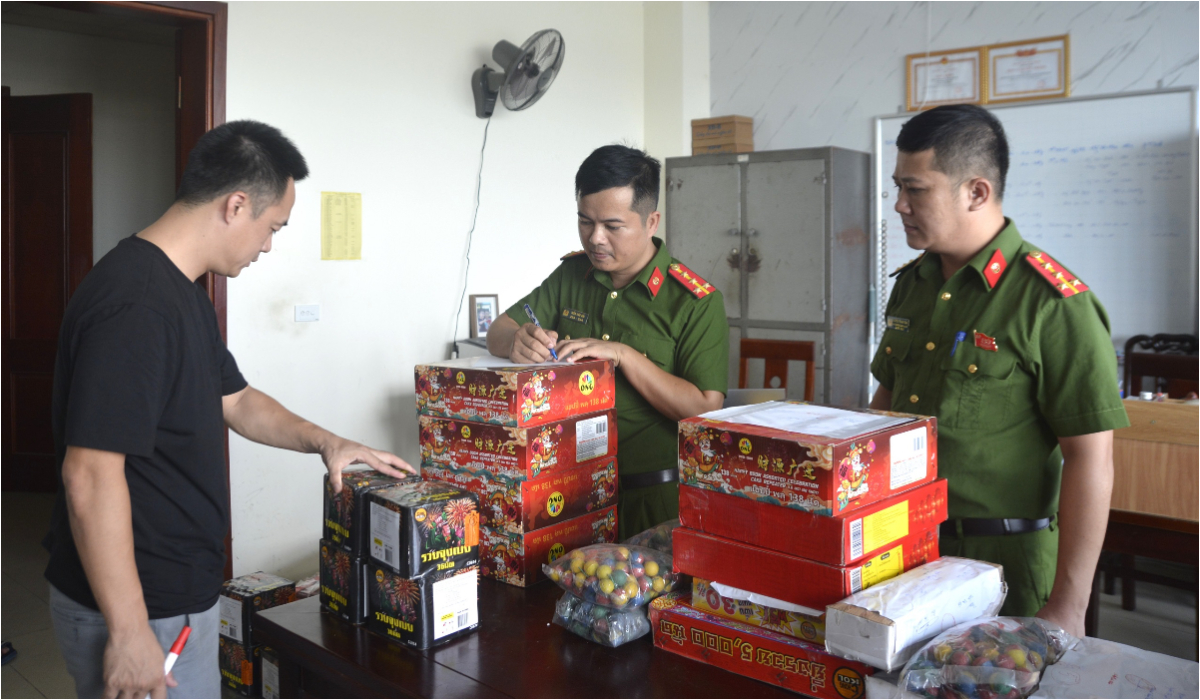 Bắt giữ lái xe container vận chuyển hơn 125 kg pháo nổ và gần 100 viên hồng phiến