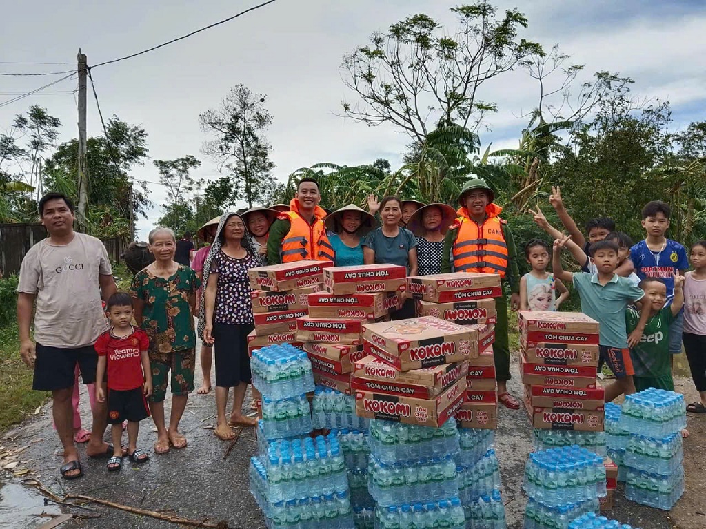 Kịp thời hỗ trợ nhu yếu phẩm cho người dân vùng lũ