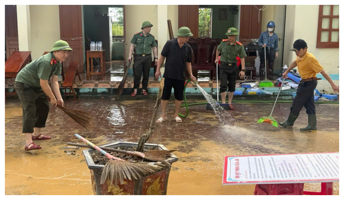 Công an Nghệ An hỗ trợ trường học dọn dẹp vệ sinh sau lũ