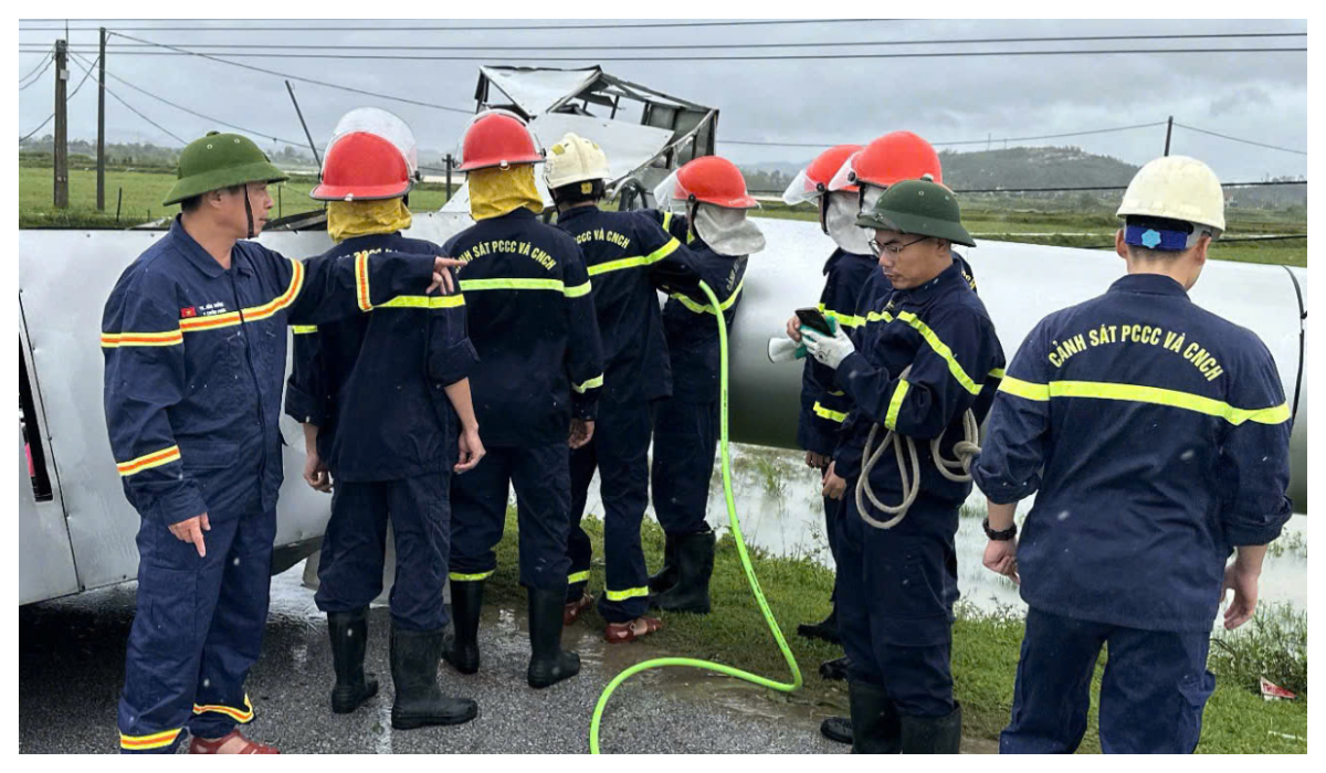 Những người lính PCCC&CNCH Công an Nghệ An giữa tâm bão số 10