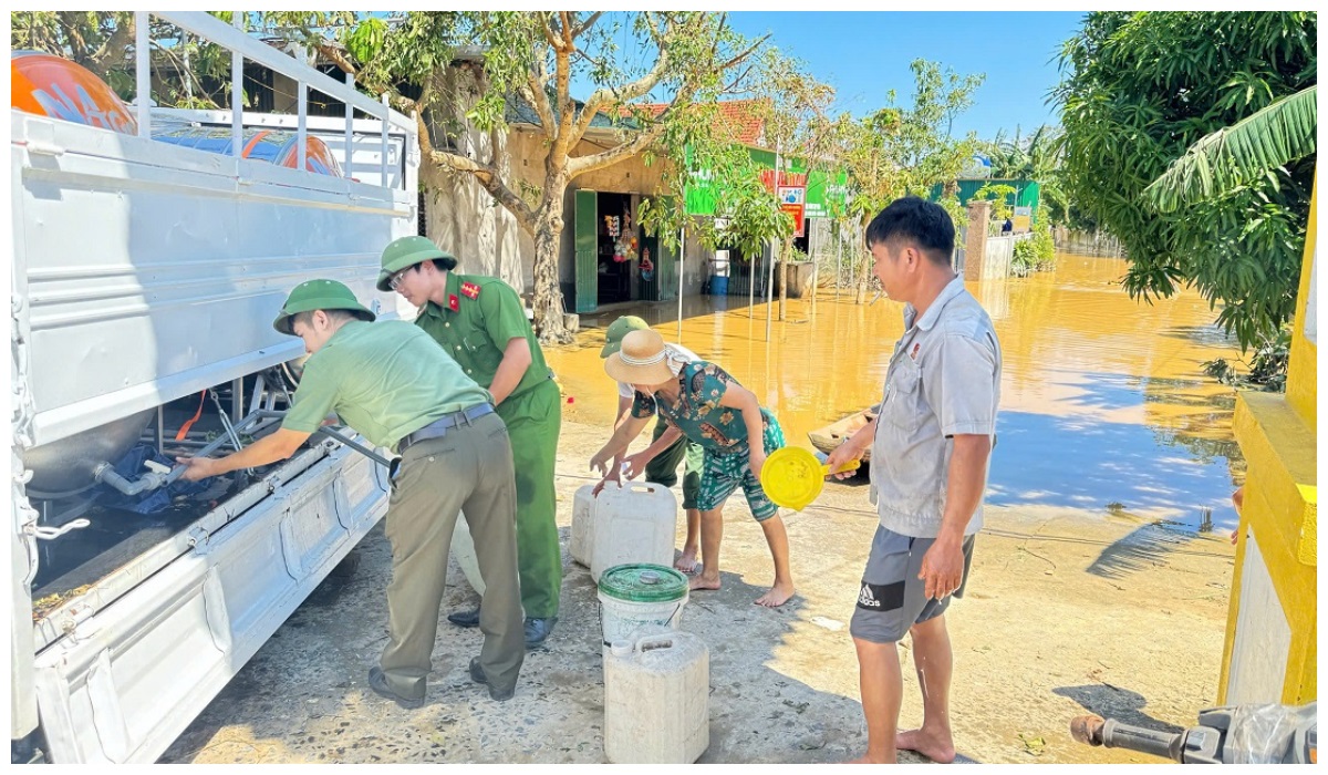 Công an xã Thiên Nhẫn cấp nước sạch hỗ trợ người dân vùng ngập lụt
