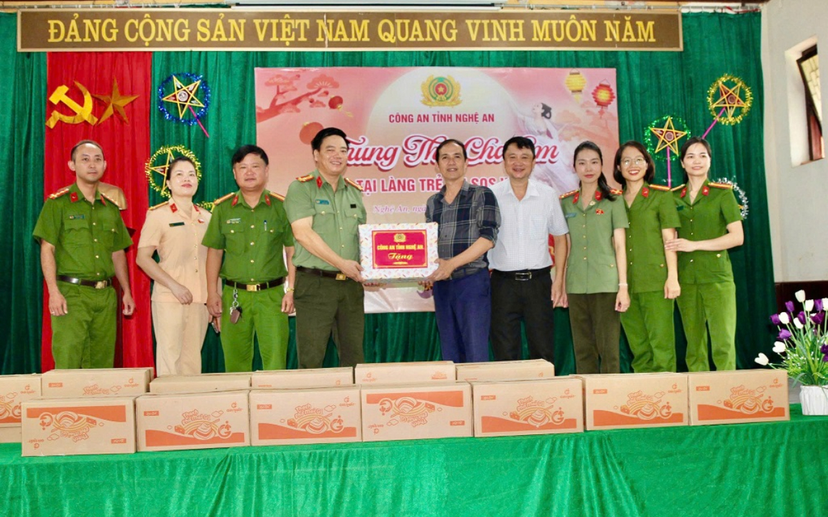 Công an Nghệ An: Mang Trung thu đến với trẻ em có hoàn cảnh đặc biệt khó khăn