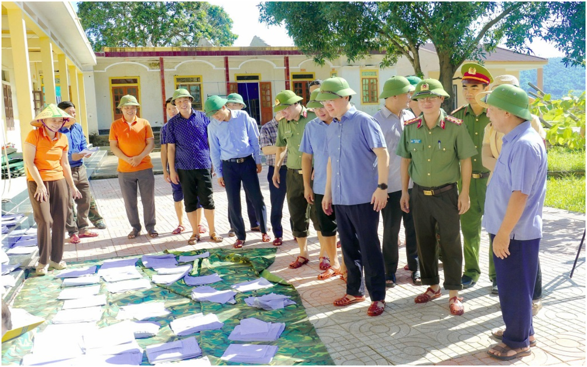 Lãnh đạo Công an tỉnh tham gia kiểm tra, chỉ đạo khắc phục hậu quả bão số 10
