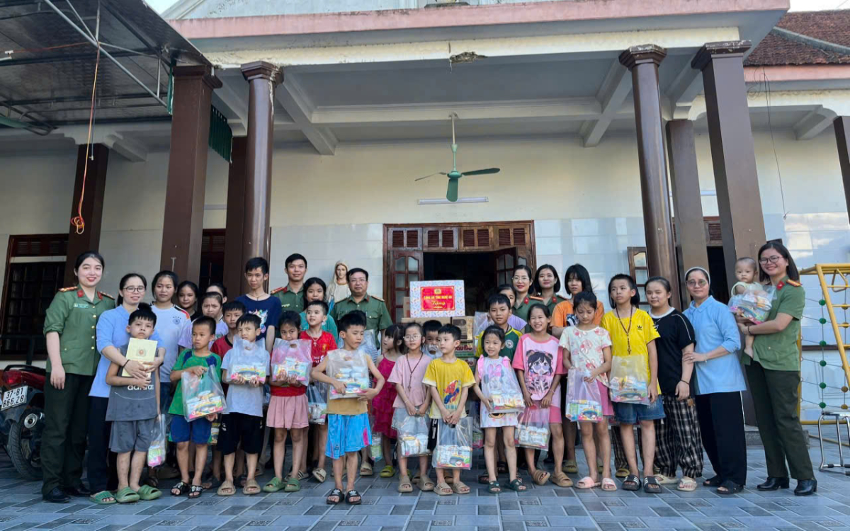 Mang Trung thu ấm áp đến với trẻ em mồ côi