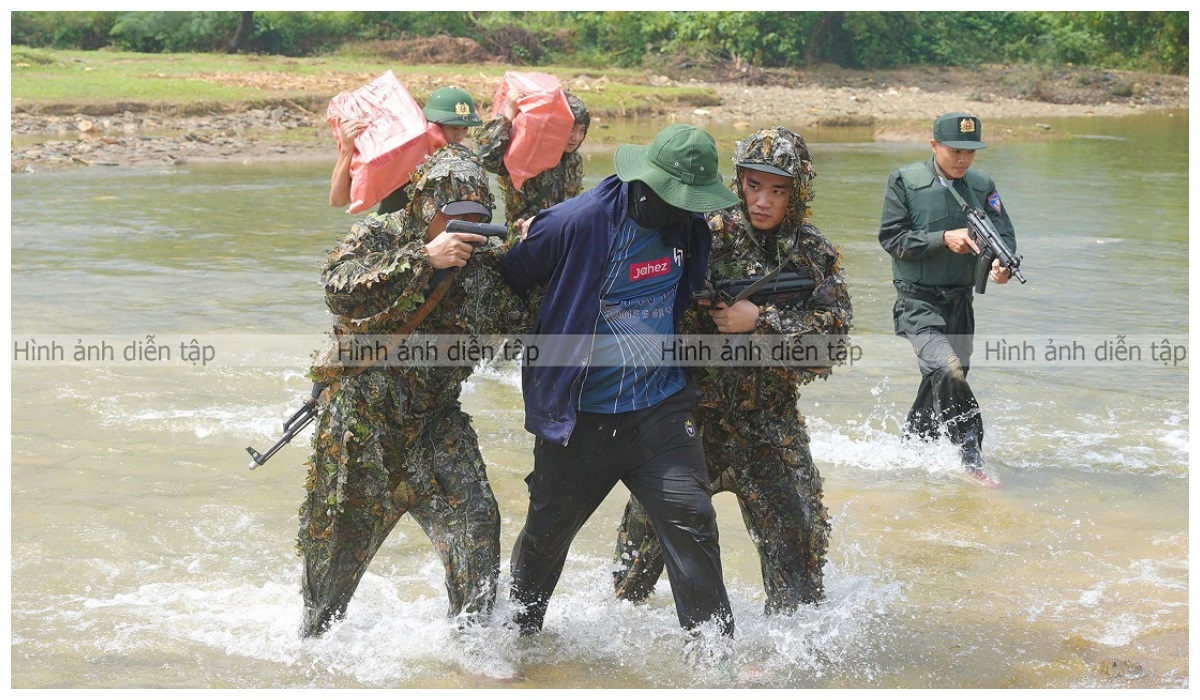 Công an Nghệ An tổ chức diễn tập phương án xử lý tình huống đánh bắt tội phạm ma túy