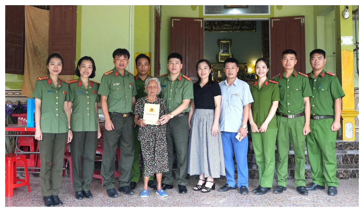 Thăm, tặng quà và khởi công sửa chữa nhà của Bà mẹ Việt Nam Anh hùng