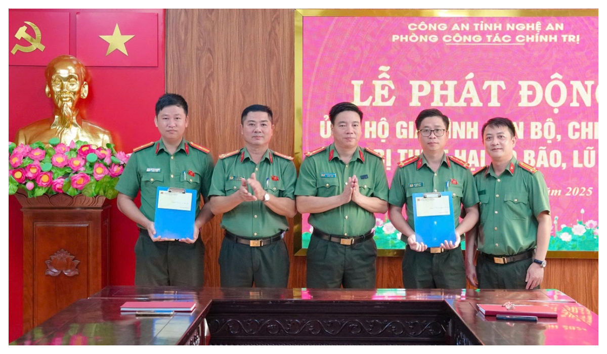 Phòng Công tác chính trị Công an tỉnh phát động ủng hộ gia đình cán bộ, chiến sĩ bị thiệt hại do bão, lũ